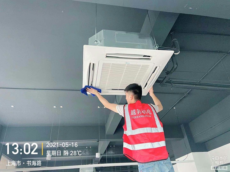 廠房空調(diào)出風口很臟該怎么辦？